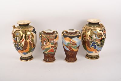 trois vases ornés de motifs différents, posés sur un fond blanc