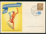 une vieille carte postale sur laquelle figure un homme tenant une raquette de tennis
