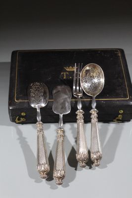 quatre cuillères en argent et deux cuillères en argent sur une table
