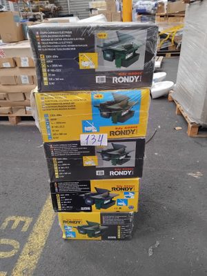 une pile de boîtes empilées les unes sur les autres