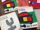 Plusieurs livres sont posés sur une table devant une chaise.