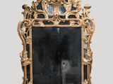un miroir posé sur un pied dans la pièce