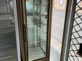 une porte vitrée ouverte dans une pièce