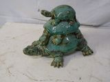 une petite figurine de tortue posée sur une table