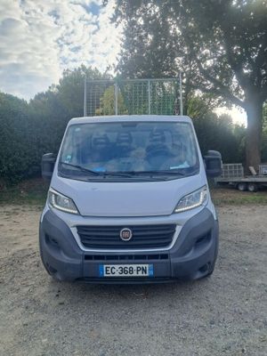 l'avant d'une camionnette argentée garée sur un parking