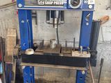 une machine bleue qui se trouve dans un garage