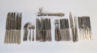 beaucoup d'argenterie sur une table avec un couteau et une fourchette