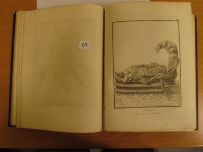 un livre ouvert sur lequel est dessiné un homme dans un bateau