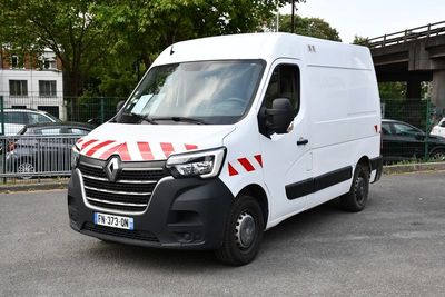 une camionnette blanche garée dans un parking