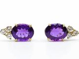 une photo d'une paire de boucles d'oreilles en améthore et en diamant