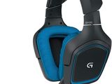 un gros plan d'un casque de jeu sur fond blanc