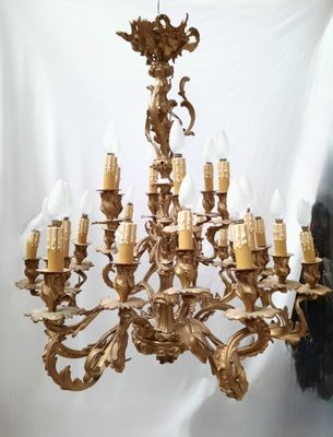 une image représentant un grand lustre orné de nombreuses bougies