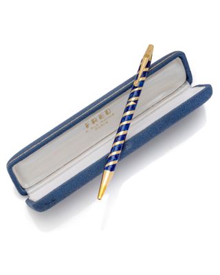 une image représentant un stylo dans un étui bleu, avec une pointe dorée
