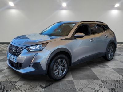 un SUV argenté garé dans une pièce au sol en damier