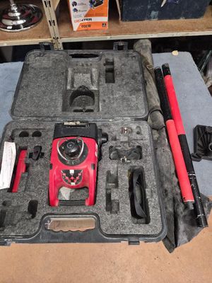 une caisse à outils avec des outils sur une table