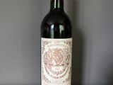 une bouteille de vin posée sur une table