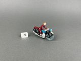 une petite figurine représentant un homme à moto