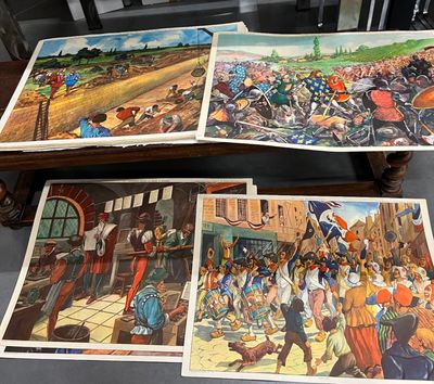 trois photos de personnes posées sur une table, avec une horloge en arrière-plan