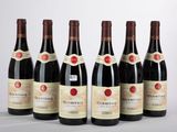 six bouteilles de vin rouge sont alignées