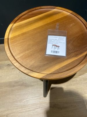 un gros plan d'une table en bois sur laquelle est posée une étiquette