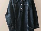 une photo d'une veste en jean suspendue à un cintre
