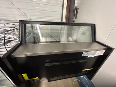 une photo d'une vitrine en verre dans un entrepôt