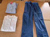 une boîte sur laquelle sont posés un pantalon et une chemise