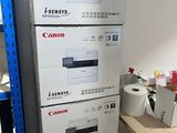 des boîtes empilées les unes sur les autres sur un bureau, dans une pièce