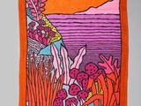 une serviette orange ornée d'un motif représentant des fleurs et des plantes