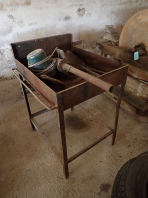 une boîte en bois munie d'une poignée en bois et contenant un bol