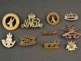 plusieurs types différents d'insignes militaires sur un fond gris
