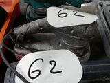 un grand nombre d'outils posés sur une table