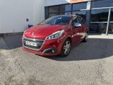 la voiture rouge est garée devant un bâtiment