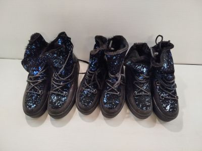 trois paires de chaussures noires à paillettes sont alignées sur une surface blanche