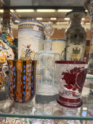 Lot comprenant 2 verres et une carafes en cristal peint et d…