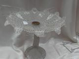 un plat à gâteau en verre orné d'un anneau doré
