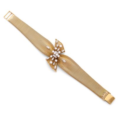 un bracelet en or orné d'un nœud et de perles