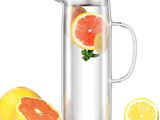 un pichet d'eau contenant des citrons et des pamplemousses