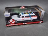 une voiture miniatures « Ghostbusters » dans une boîte, posée sur une table