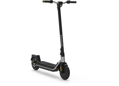 un scooter noir avec des roues et un guidon sur fond blanc