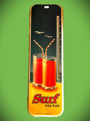 une photo d'une coque de téléphone portable sur laquelle figure l'image d'un verre de jus de fruits