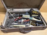 une valise remplie de différents types de petits trains