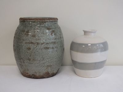 deux vases posés l'un à côté de l'autre sur une table