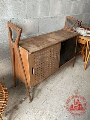 une table en bois avec une chaise à côté et une table avec une chaise à côté