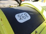 un gros plan d'une moto sur laquelle est apposé un autocollant avec un numéro