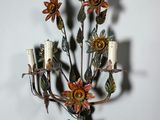 un lustre en métal orné de fleurs et de bougies