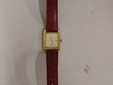 une image d'une montre-bracelet sur une surface blanche