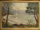 une peinture représentant un voilier sur l'eau, près du rivage