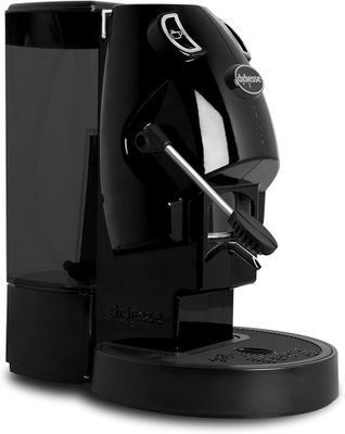 un gros plan d'une machine à café noire sur fond blanc