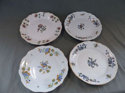 quatre assiettes à motifs floraux posées sur une table